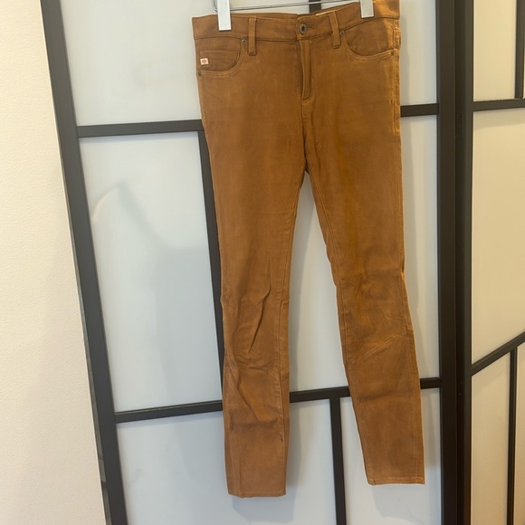 Super skinny suede pants. Old money style